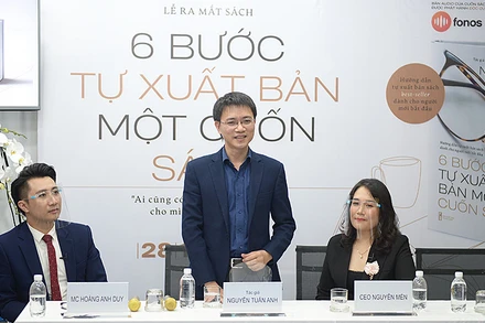 Nhà báo Nguyễn Tuấn Anh giới thiệu nội dung cuốn “6 bước tự xuất bản một cuốn sách” tại buổi lễ ra mắt. 