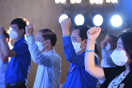 Đại diện các bộ, ban, ngành, tổ chức, đơn vị giơ tay cam kết đồng hành với chương trình.