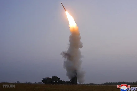Triều Tiên phóng thử tên lửa phòng không mới của Học viện Khoa học quốc phòng, ngày 30/9/2021. (Ảnh: KCNA/TTXVN)