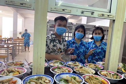 Công nhân Công ty TNHH Earth Corporation Việt Nam chuẩn bị bữa ăn cho người lao động đang thực hiện "3 tại chỗ".