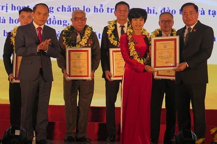 Đồng chí Nguyễn Quốc Đoàn, Ủy viên Trung ương Đảng, Bí thư Tỉnh ủy Lạng Sơn, trao cờ và bằng khen của Thủ tướng Chính phủ cho các tập thể, cá nhân có thành tích xuất sắc trong các phong trào thi đua đặc biệt của tỉnh.