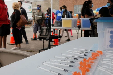 Mũi tiêm được chuẩn bị để tiêm cho trẻ từ 12 tuổi trở lên tại bang Massachusetts, Mỹ. (Ảnh: Reuters)