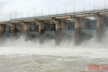 Thủy điện Trị An xả lũ qua tràn 8 cửa.