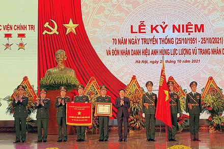 Phó Thủ tướng Thường trực Phạm Bình Minh trao danh hiệu Anh hùng Lực lượng vũ trang nhân dân thời kỳ đổi mới tặng Học viện Chính trị (Bộ Quốc phòng).