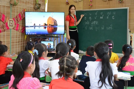 Một lớp dạy chữ Thái cho học sinh thị xã Nghĩa Lộ trong giờ ngoại khóa.