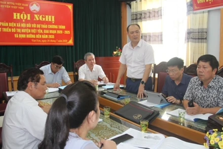 Đồng chí Nguyễn Văn Phương, Chủ tịch UBND huyện Việt Yên (bên phải) chỉ đạo công tác chống dịch.