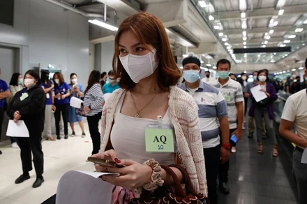 Các tỉnh nguyện viên đóng giả hành khách trong cuộc diễn tập giả định tại sân bay Suvarnabhumi. (Ảnh: Reuters)