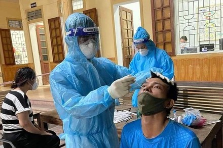 Triển khai lấy mẫu xét nghiệm cho người dân sinh sống trong khu vực có F0 ở TP Vinh.