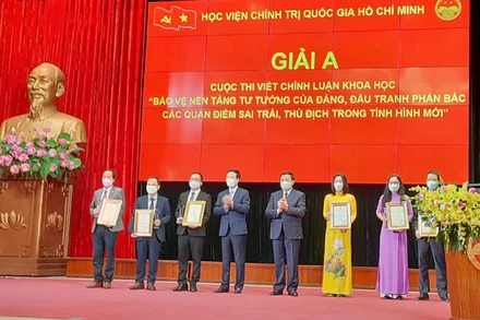 Các đồng chí Võ Văn Thưởng, Nguyễn Xuân Thắng và những tác giả đạt Giải A của cuộc thi.