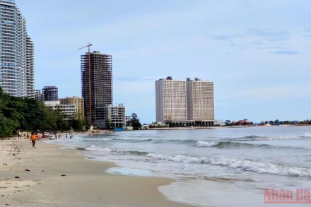 Bãi biển Independence tại TP cảng Sihanouk của Campuchia vắng khách trong dịp lễ Pchum Ben năm nay. (Ảnh: NGUYỄN HIỆP)