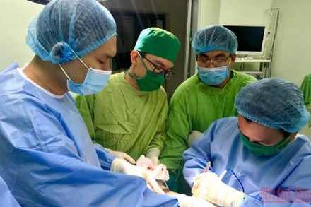 Kíp phẫu thuật trải qua 6 giờ xuyên đêm cứu bàn tay của nam bệnh nhân 17 tuổi bị đứt lìa. (Ảnh: QUỐC DŨNG)