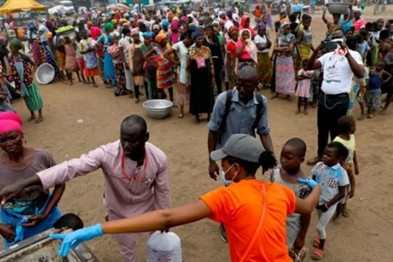 Người dân Ghana xếp hàng nhận đồ cứu trợ trong giai đoạn một số thành phố bị phong tỏa để hạn chế đại dịch lây lan. Ảnh: Reuters