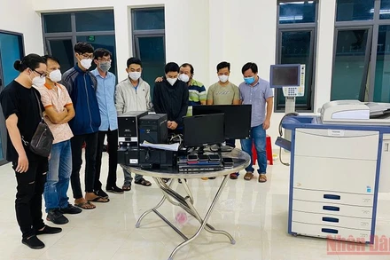 9 đối tượng trong các đường dây làm, mua bán giấy xét nghiệm Covid-19 giả bị Công an TP Phan Thiết triệt phá.