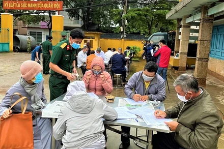 Hướng dẫn viết tờ khai và bản cam kết trước khi tiêm vaccine.