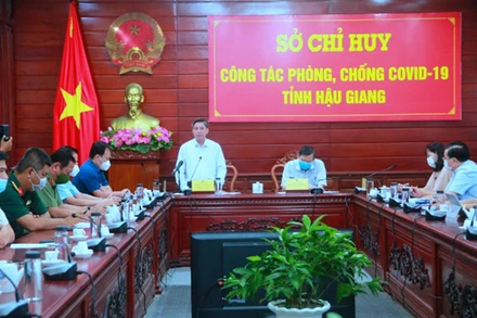 Chủ tịch Ủy ban nhân dân tỉnh Hậu Giang Đồng Văn Thanh chỉ đạo tại cuộc họp.