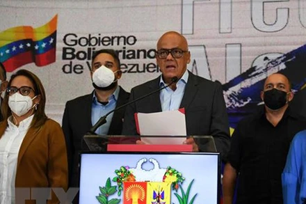Chủ tịch Quốc hội Venezuela Jorge Rodriguez (giữa) phát biểu tại cuộc họp báo ở Caracas. (Ảnh: AFP/TTXVN)