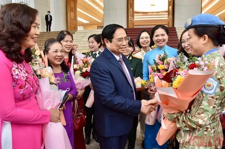 Thủ tướng Phạm Minh Chính gặp mặt đại diện các tầng lớp phụ nữ nhân Ngày Phụ nữ Việt Nam 20/10. (Ảnh: TRẦN HẢI)