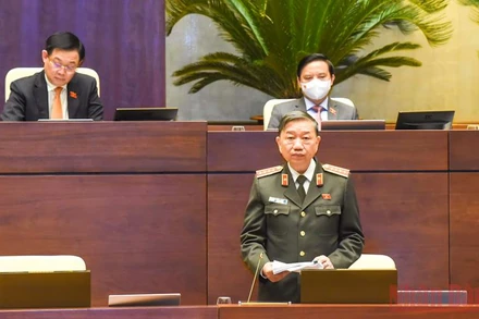 Bộ trưởng Công an Tô Lâm giải trình, làm rõ một số ý kiến của đại biểu Quốc hội về dự thảo Luật Cảnh sát cơ động. (Ảnh: LINH NGUYÊN)