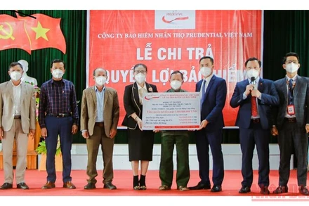 Prudential tổ chức chi trả bảo hiểm cho ông Đàm Văn Sơn (chồng của khách hàng Thới) ở xóm 4, xã Nghĩa Bình (Tân Kỳ, Nghệ An).