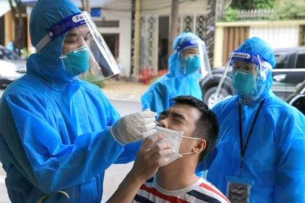 Lấy mẫu xét nghiệm diện rộng cho người dân thành phố Phủ Lý.