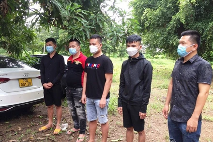 4 đối tượng tìm đường xuất cảnh trái phép và lái xe đưa đón dẫn đường.