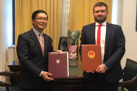 Đại sứ Việt Nam tại Ukraine Nguyễn Hồng Thạch (trái) ký Thỏa thuận hợp tác nghệ thuật với phía Ukraine (Ảnh: Quế Anh)