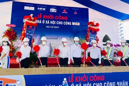 Các đại biểu thực hiện nghi thức khởi công nhà ở xã hội dành cho công nhân (Ảnh: Thanh Thùy)