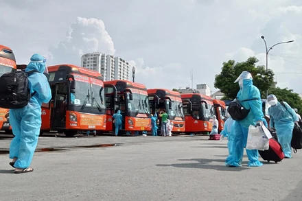 Vận chuyển miễn phí người dân về quê do FUTA Group tổ chức tại Bến xe Miền Đông.