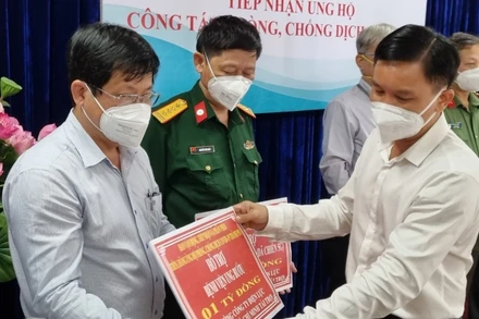 Đại diện EVNHCMC trao bảng biểu trưng kinh phí ủng hộ phòng, chống dịch Covid-19 cho các đơn vị.