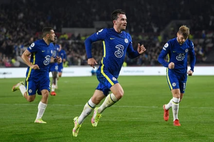 Ben Chilwell (giữa) mang chiến thắng về cho Chelsea. (Nguồn: Reuters)