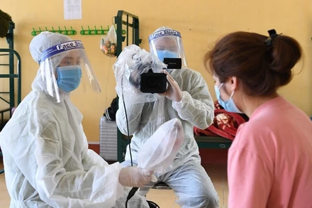 Kíp phóng viên của Phòng biên tập Báo Quân đội nhân dân Điện tử tác nghiệp tại tâm dịch Hải Dương năm 2021.