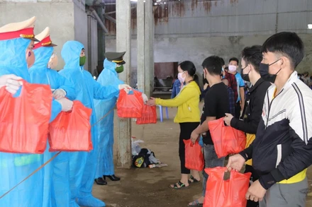 Lực lượng chốt kiểm soát Vân Hồ gửi các suất quà tới người trở về từ các tỉnh phía nam.