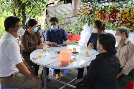 Đại diện UBND tỉnh Kon Tum viếng, thăm hỏi gia đình bác sĩ Y Bre.