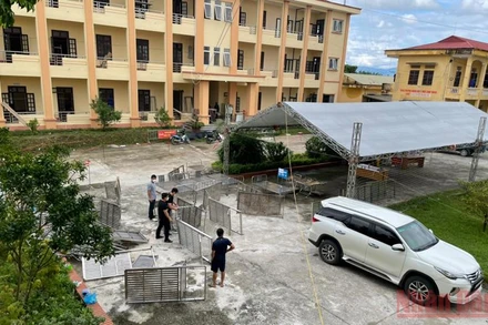 Bệnh viện dã chiến tỉnh Phú Thọ chuẩn bị cơ sở vật chất chuẩn bị đón người nhiễm Covid-19.