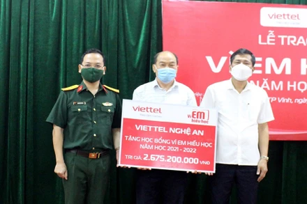 Viettel Nghệ An trao 2,6 tỷ đồng học bổng cho Hội Khuyến học Nghệ An và Sở GD-ĐT Nghệ An.