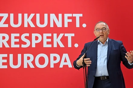 Đồng lãnh đạo đảng Dân chủ Xã hội (SPD), Norbert Walter-Borjans phát biểu trong cuộc họp báo ở Berlin, Đức, ngày 7/6/2021. (Ảnh: Pool/Reuters)