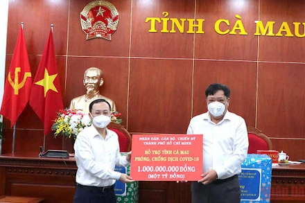 Đại diện lãnh đạo TP Hồ Chí Minh trao hỗ trợ nguồn lực bước đầu giúp Cà Mau phòng, chống dịch Covid-19.