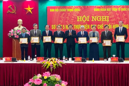 Đồng chí Phan Đình Trạc trao Kỷ niệm chương Vì sự nghiệp Nội chính Đảng cho các đồng chí có cống hiến.