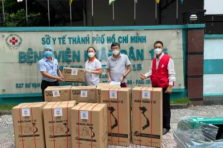 Hội Chữ thập đỏ TP Hồ Chí Minh vận động Công ty TNHH TMDV SX Quán Quân (quận 11) trao vật tư y tế cho các bệnh viện.