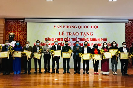 Các cá nhân, tập thể được nhận Bằng khen tại buổi lễ.