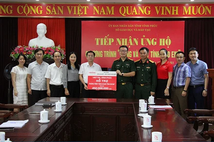 Đại diện Viettel chi nhánh Vĩnh Phúc trao hỗ trợ cho đại diện Sở Giáo dục và Đào tạo (Ảnh: Nguyễn Thị Yến)