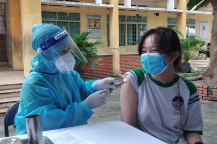 Tiêm vaccine phòng Covid-19 cho học sinh tại điểm Trường tiểu học thị trấn Củ Chi.