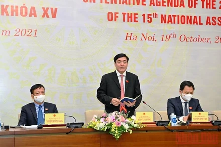 Tổng Thư ký, Chủ nhiệm Văn phòng Quốc hội Bùi Văn Cường trả lời câu hỏi của phóng viên tại buổi họp báo. (Ảnh: DUY LINH)