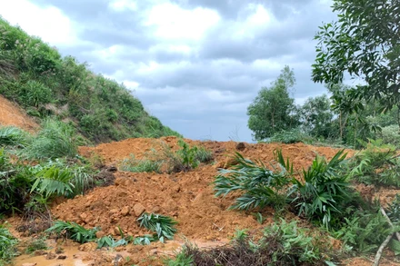 Mưa lớn làm nhiều tuyến giao thông ở Quảng Ngãi bị sạt lở nặng.