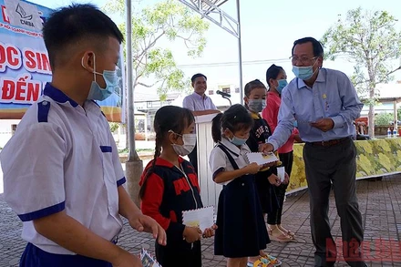 Chủ tịch Hiệp hội doanh nghiệp tỉnh Cà Mau Lê Hoàng Phước trao học bổng cho học sinh khó khăn huyện Phú Tân vào cuối 5/2021.