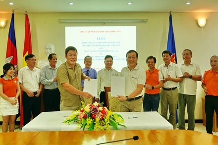 Tham tán Đại sứ quán Nguyễn Hải Trung và Giám đốc Công ty King Technologies Co.,Ltd Đinh Quang Tuấn ký kết thỏa thuận.