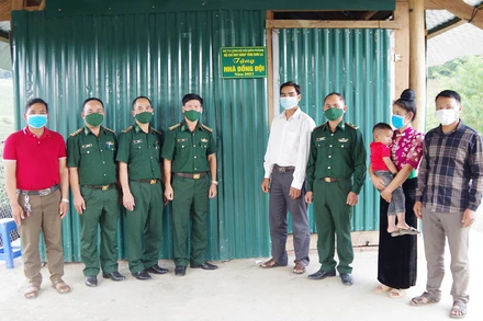 Đại diện Bộ Chỉ huy Bộ đội Biên phòng Sơn La trao “Nhà đồng đội” cho gia đình đồng chí Quàng Văn Kiểm.