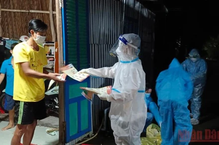 Truy vết, xét nghiệm kết hợp tuyên truyền phòng, chống dịch ở ổ dịch mới.