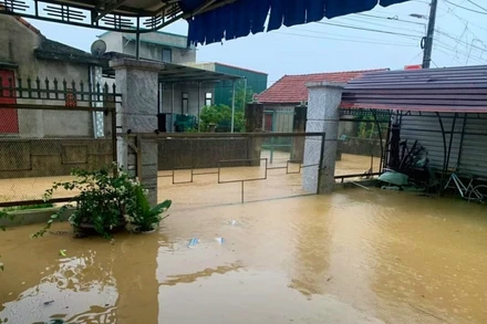 Nước lũ lên nhanh, đến sáng nay đã làm ngập hơn 1.300 ngôi nhà tại huyện Lệ Thủy (Quảng Bình).