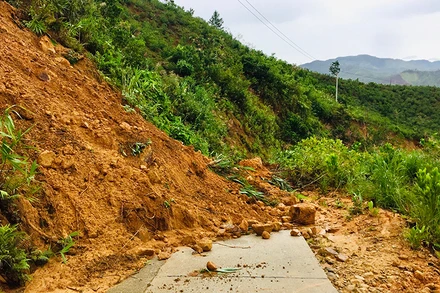 Sạt lở núi trên tuyến đường trung tâm xã vào thôn Đắk Lang, xã Sơn Dung. 